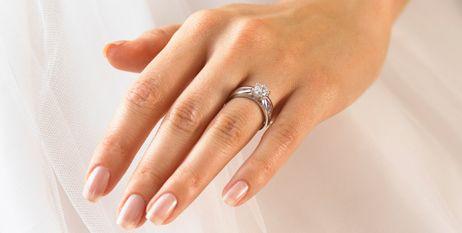 1. ¿Puedo llevar el anillo de soltera en cualquier dedo?