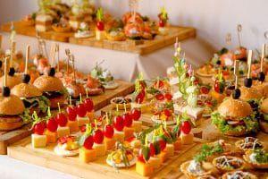 2. ¿Es necesario contratar un servicio de catering para mi fiesta en el salón?